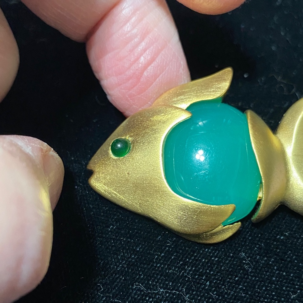 Givenchy vintage Matt gold tone with faux jade belly and eye brooch - Picture 10 of 16